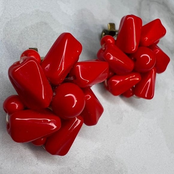Vintage Candy Red Beaded Flower Cluster Clip On Estate Earrings - Picture 3 of 7